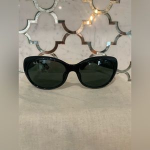 Rayban - Jackie O
RB4325F 601/71 59-18
Frame	black
Lenses	Green Classic